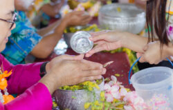 สืบสานประเพณีสงกรานต์ รดน้ำดำหัว เดือนเมษายน ปี พ.ศ.๒๕๖๘